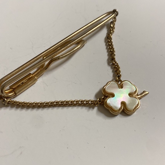 Shell four leaf clover Tie clap - Picture 3 of 3
